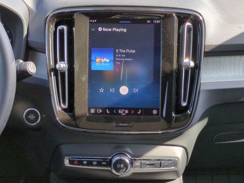 New 2025 Volvo XC40 B5 Core w/ Protection Package Premier image 16