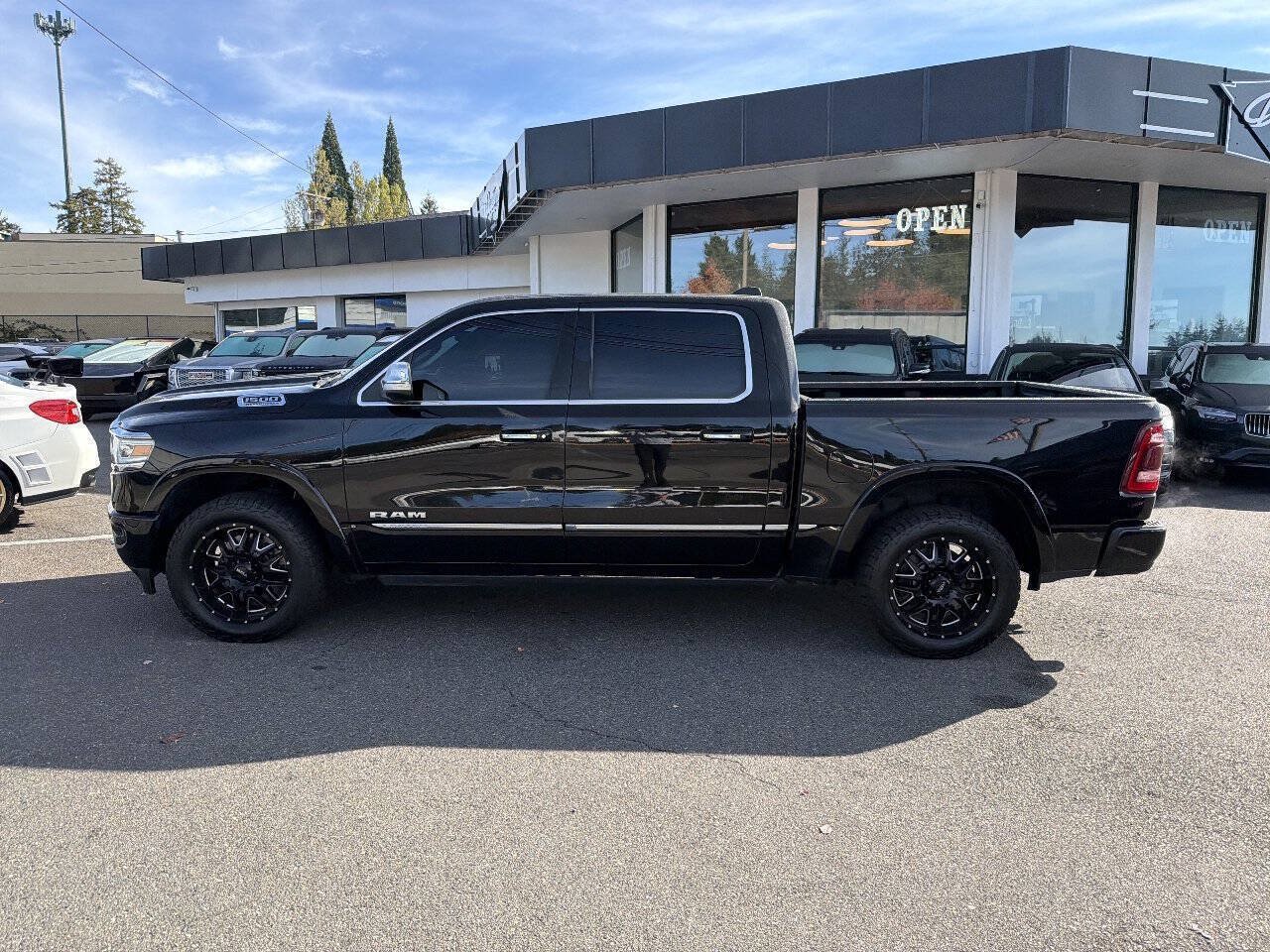 Used 2022 RAM 1500 Limited AWD/4WD image 2
