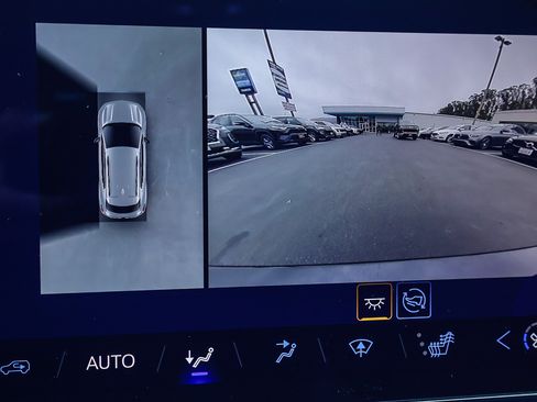 Used 2024 Chevrolet Equinox EV LT FWD image 5