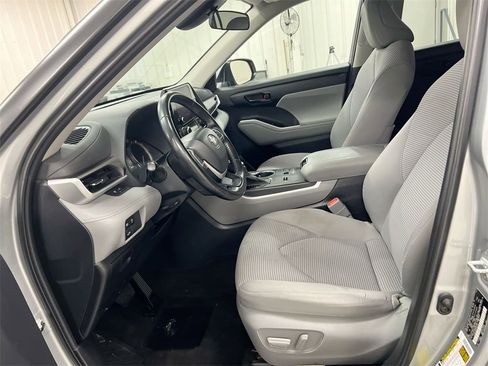 Used 2023 Toyota Highlander LE image 18