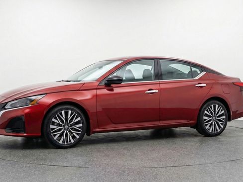Used 2025 Nissan Altima 2.5 SV image 3