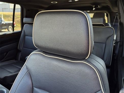 Used 2023 Chevrolet Suburban Premier image 25