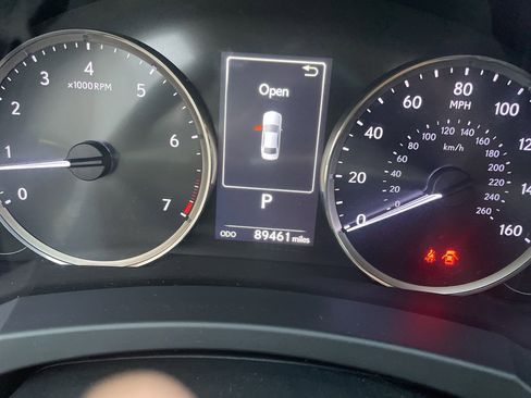 Used 2018 Lexus IS 300 AWD image 10