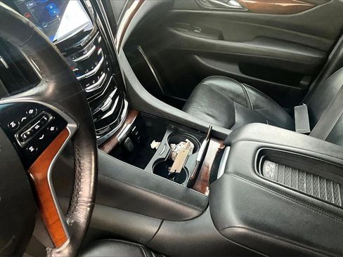 Used 2019 Cadillac Escalade Luxury image 12