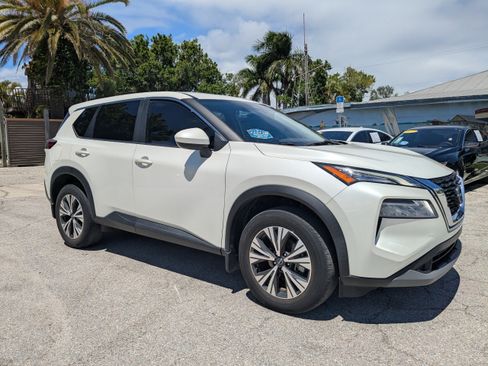 Used 2023 Nissan Rogue SV FWD image 2
