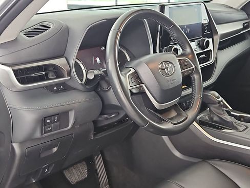 Used 2023 Toyota Highlander XLE image 16