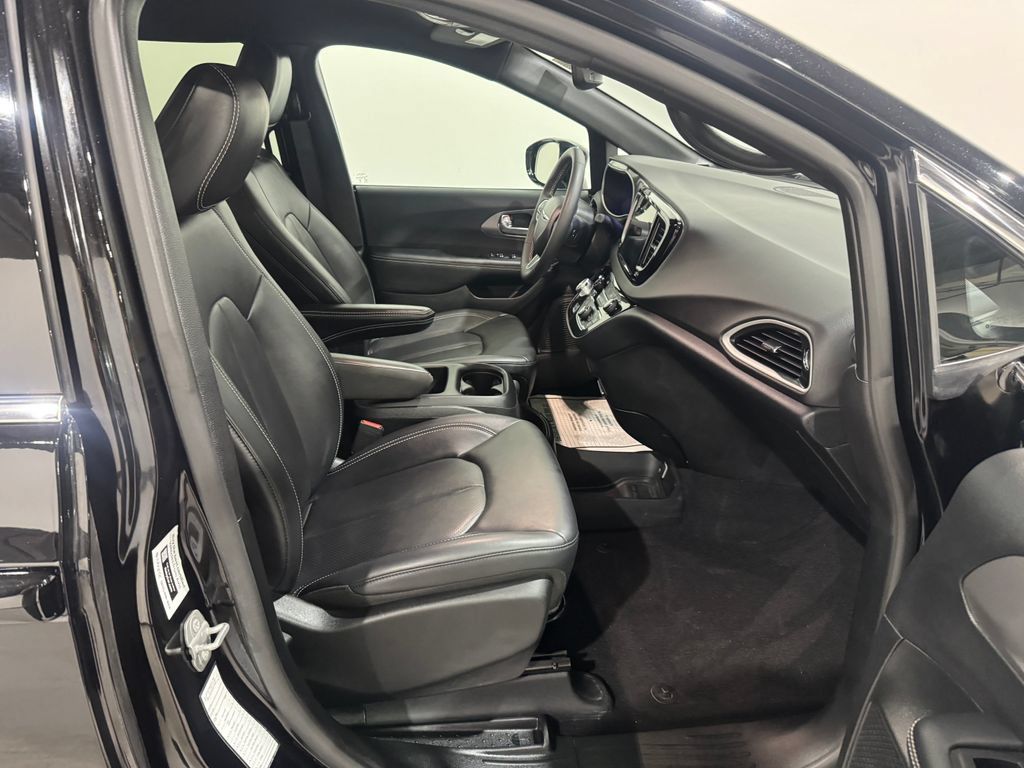 Used 2025 Chrysler Pacifica Select FWD image 23