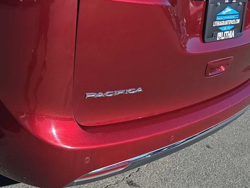 Used 2020 Chrysler Pacifica Touring-L w/ Tire & Wheel Group FWD image 15