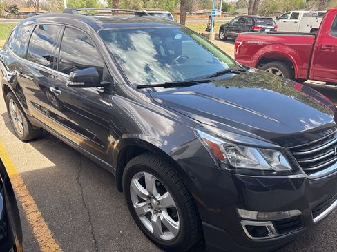 Used 2016 Chevrolet Traverse LT w/ Style and Technology Package image 2