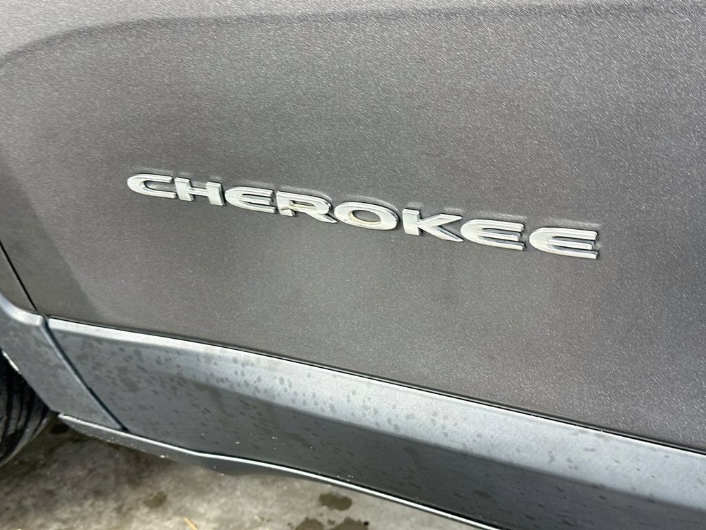 Used 2019 Jeep Cherokee Limited w/ Luxury Group FWD image 28