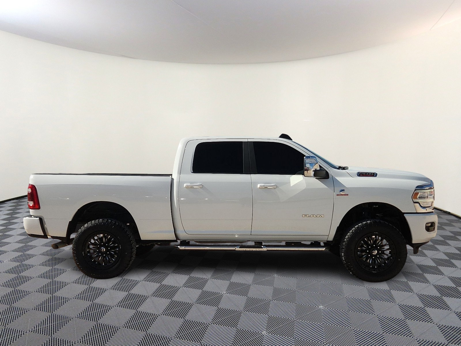 Used 2024 RAM 2500 Laramie AWD/4WD image 5