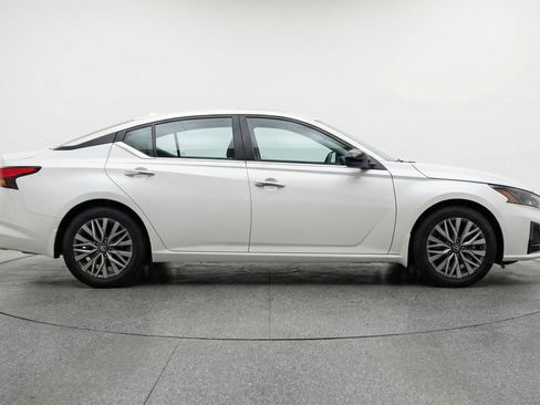 Used 2025 Nissan Altima 2.5 SV FWD image 11