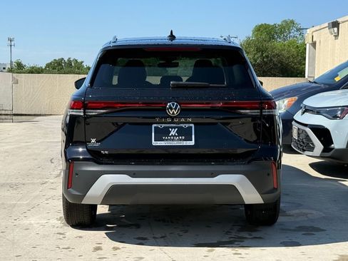 New 2026 Volkswagen Tiguan SE FWD image 8