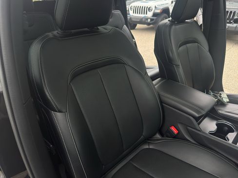 Used 2024 Jeep Grand Cherokee L Limited w/ Luxury Tech Group II AWD/4WD image 38