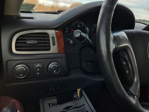 Used 2013 Chevrolet Avalanche LTZ image 24