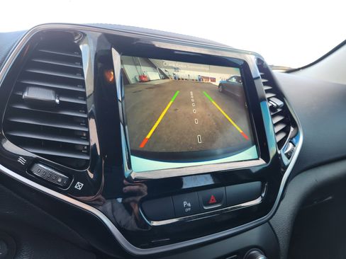 Used 2019 Jeep Cherokee Limited image 24