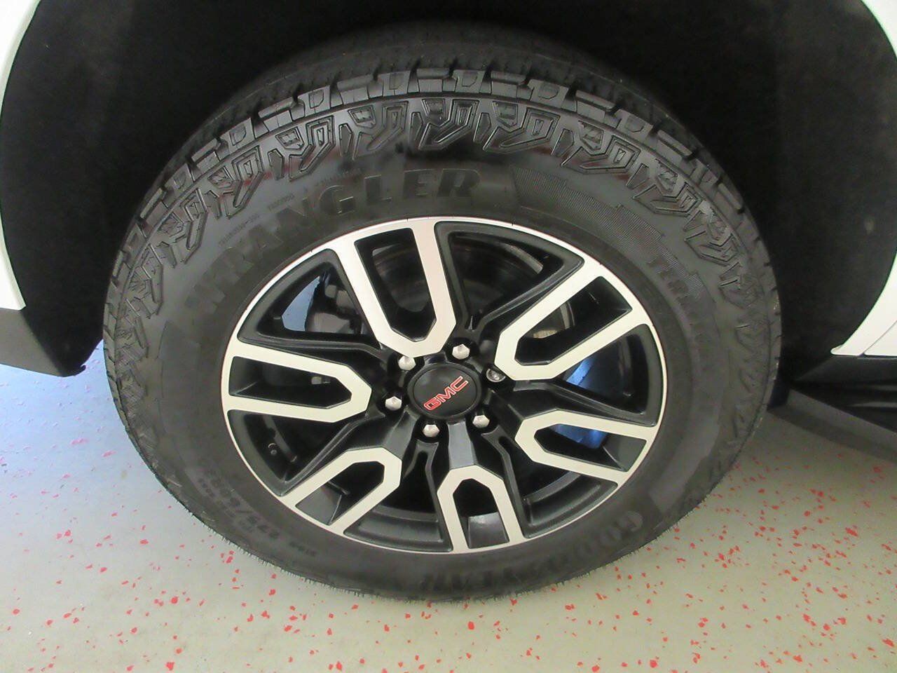 Used 2024 GMC Yukon AT4 w/ Technology Package AWD/4WD image 20