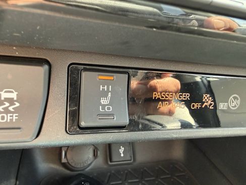 Used 2022 Toyota RAV4 XLE Premium AWD/4WD image 21