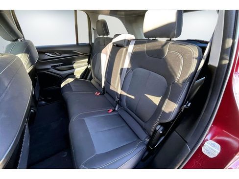 Used 2023 Jeep Grand Cherokee Laredo image 18