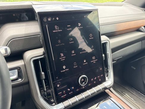 Used 2025 GMC Yukon Denali w/ Denali Reserve Package AWD/4WD image 27
