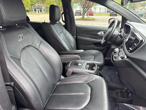 Used 2018 Chrysler Pacifica Touring-L Plus FWD image 37