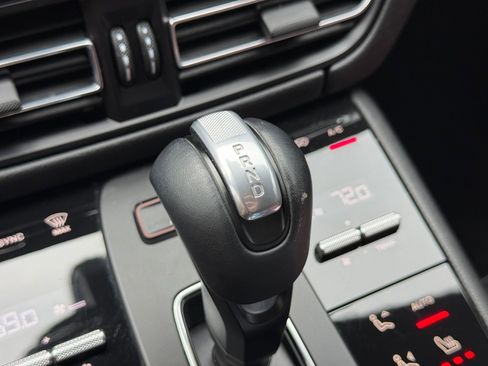 Used 2022 Porsche Macan AWD/4WD image 30