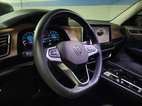 Used 2024 Volkswagen Atlas SE w/ Panoramic Sunroof Package image 19
