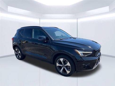 Used 2023 Volvo XC40 B5 Plus w/ Driver Assist Package AWD/4WD image 7