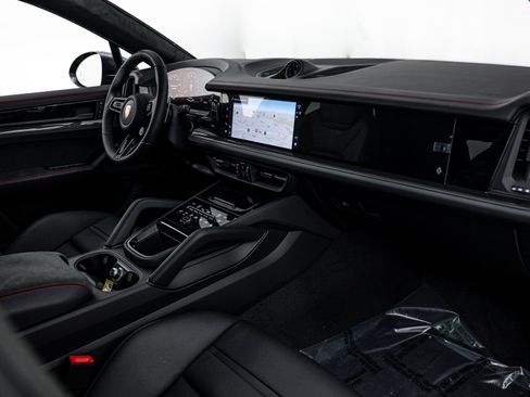 Used 2026 Porsche Cayenne GTS AWD/4WD image 14