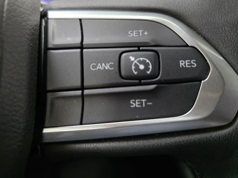 Used 2025 Jeep Compass Latitude w/ Convenience Group AWD/4WD image 21