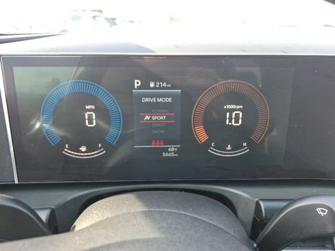 Used 2025 Hyundai Santa Cruz SE AWD/4WD image 24