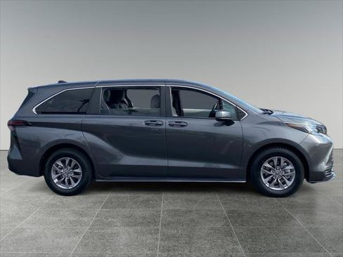 Certified 2025 Toyota Sienna LE FWD image 6