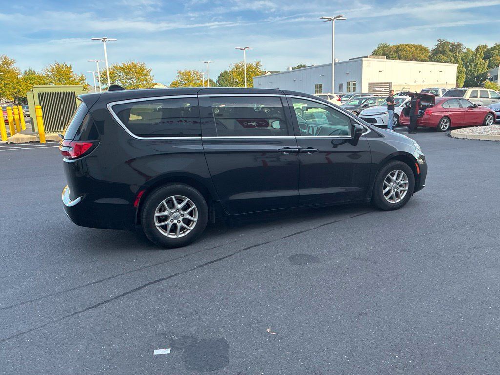 Used 2023 Chrysler Pacifica Touring-L FWD image 6