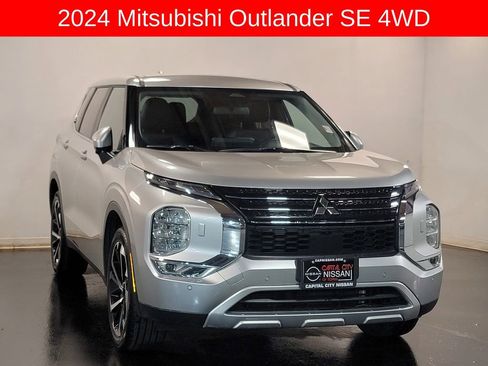 Used 2024 Mitsubishi Outlander SE image 2