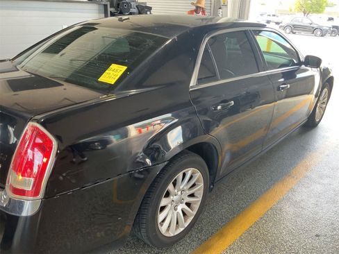 Used 2014 Chrysler 300 RWD image 3