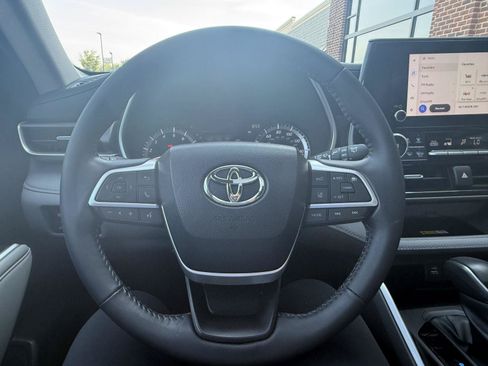 Used 2023 Toyota Highlander XLE FWD image 12