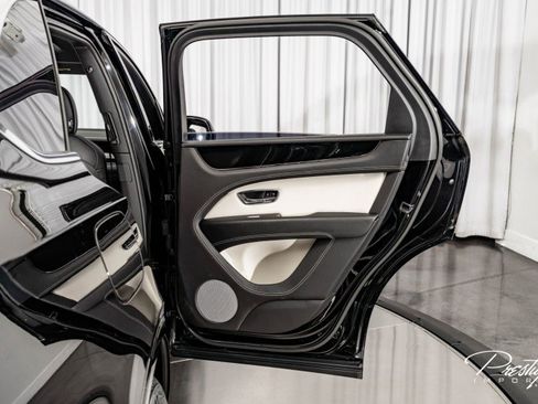 Used 2022 Bentley Bentayga image 55