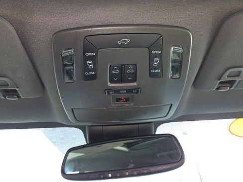 Used 2023 Toyota Sienna XLE image 22