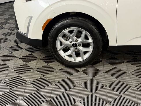 Used 2025 Kia Soul LX w/ LX Technology Package FWD image 12