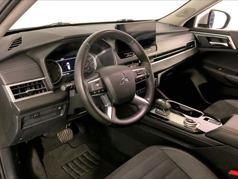 Used 2025 Mitsubishi Outlander SE image 14