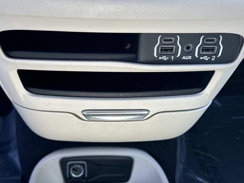 Used 2023 Chrysler Pacifica Touring-L image 25