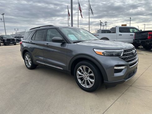 Used 2022 Ford Explorer XLT w/ Equipment Group 202A image 8