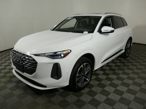 Certified 2025 Audi Q5 Premium w/ Convenience Package AWD/4WD image 6