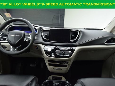 Used 2023 Chrysler Pacifica Touring-L image 4