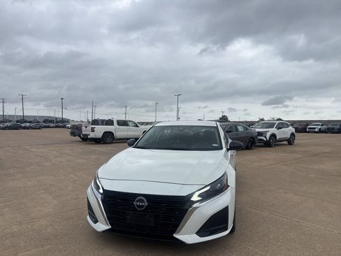 Certified 2025 Nissan Altima 2.5 SV image 5