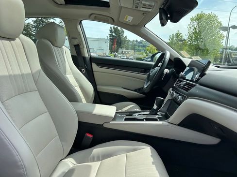 Used 2018 Honda Accord Touring image 16