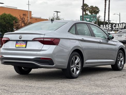 Used 2024 Volkswagen Jetta SE FWD image 4