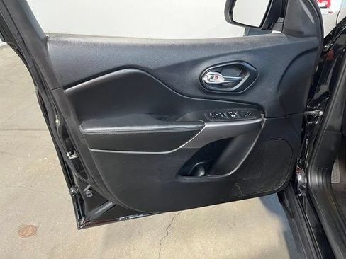Used 2019 Jeep Cherokee Latitude Plus FWD image 24