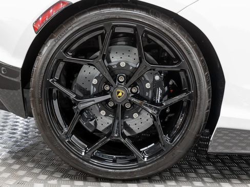 Used 2024 Lamborghini Revuelto image 40