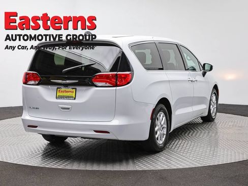 Used 2022 Chrysler Voyager LX FWD image 5